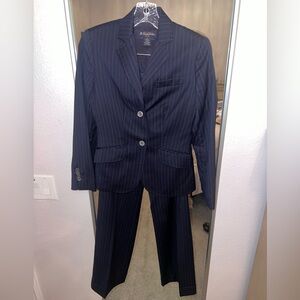 Brooks Brothers silk lined Italian-woven wool pinstripe blazer and pants suit 🤍
